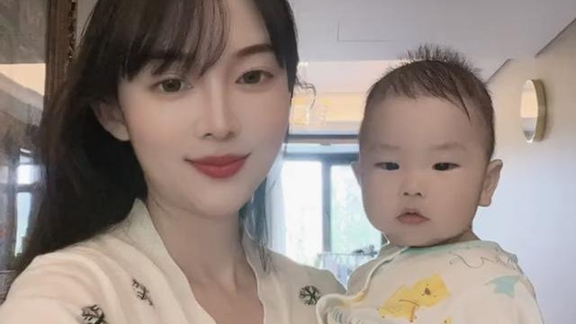 德云社|德云社饼嫂发视频，抱着小儿子与大家互动，粉丝：饼嫂真漂亮