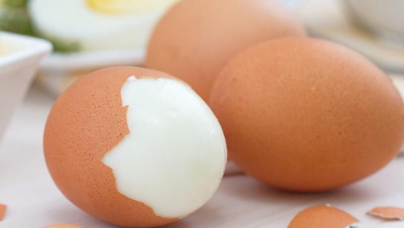 胆固醇|经常吃鸡蛋会伤害甲状腺？医生：不想甲状腺“报废”，3种食物尽早远离