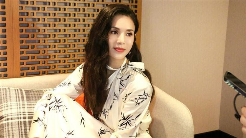 小龙女|她被封最美小龙女！55岁大胆脱外套　洩真实身材网友吓坏