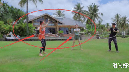 吉娜·爱丽丝|吉娜秀身材上瘾？同节目组嘉宾玩呼啦圈，蔡少芬：我真的想扁你