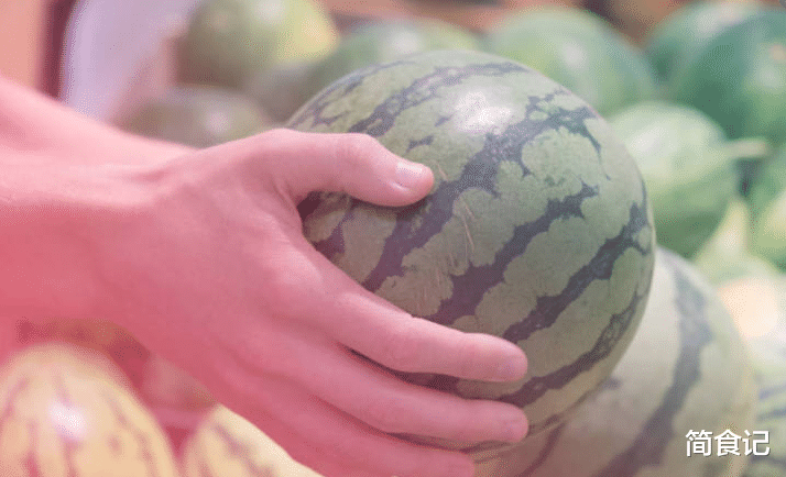 买西瓜, 拍来拍去让人笑话, 瓜农教你3招, 西瓜皮薄清甜, 汁水多