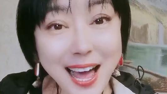 李菁菁|52岁李菁菁曝近况！患癌后瘦出尖下巴颜值回春，和21岁老公好恩爱