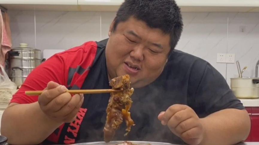 运动 网红胖猴子减肥不洗澡？看到他的手肘和双脚，网友：隔夜饭都吐了