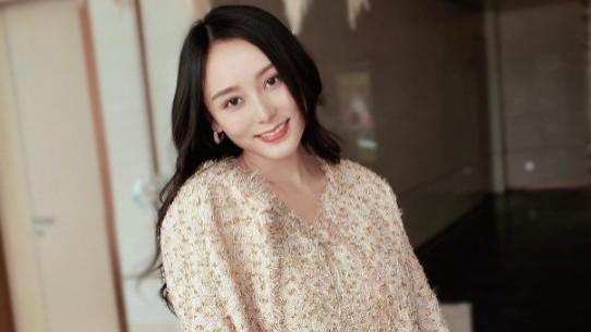 |被曝脱单“夜蒲女神”，就连购物也不忘电话传情