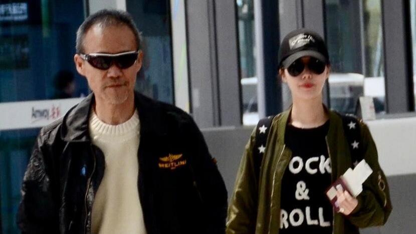 穿衣搭配|王石夫妇走机场，王石穿夹克又帅又酷似硬汉，两人不像夫妻像父女