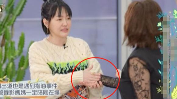 小S|小S揭秘娱乐圈丑闻，自称曾被“塞进腋下深处”，网友：自愿的