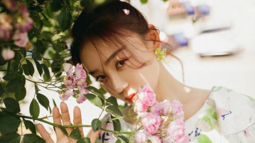 娱乐圈|35岁袁姗姗晒出独居生活照，全屋乱到超乎想象，网友：很有烟火味