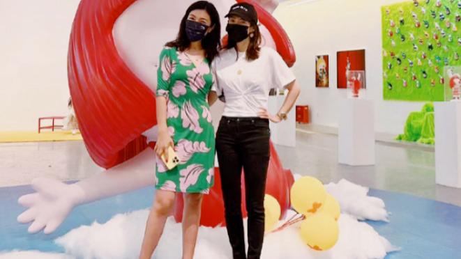 苏芒|破不和传闻！苏芒与章子怡揽腰亲密合影，醒醒姐弟俩陪妈妈看展