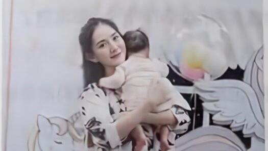 谢娜|谢娜首公开小女儿百天照，小咘芽趴妈妈怀中，俏俏帮吹蜡烛好温馨