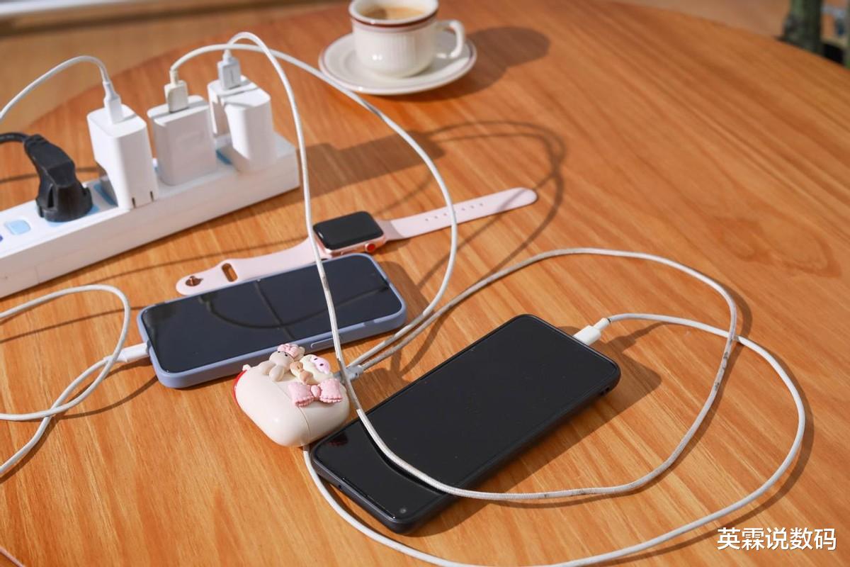 苹果|能否成为年度苹果无线充之王？绿联三合一磁吸无线充上手体验