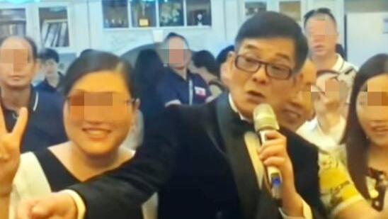 鸠摩智|还记得《天龙八部》中“鸠摩智”吗？68岁现身商演被赞接地气