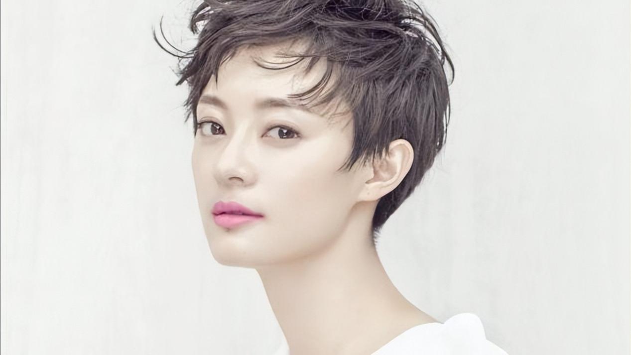 饺子 脸上有这3个“特征”的女生，就剪掉你的长发吧，短发会更女神