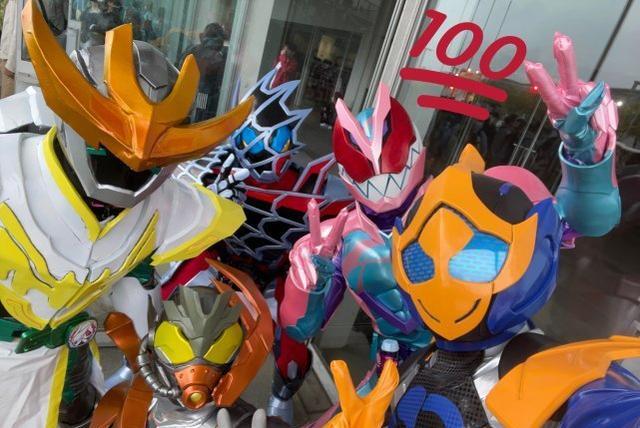 漫展|粉丝cos假面骑士贝尔参加漫展，偶遇五十岚三兄妹，真父慈子孝