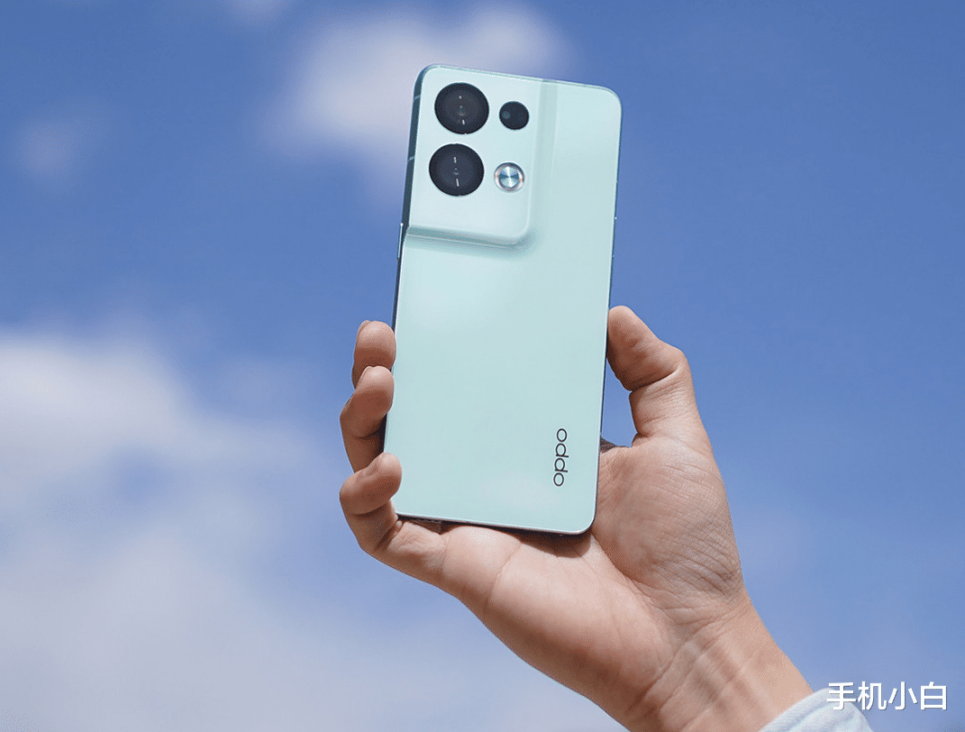 oppo reno|同样搭载“天玑8100”，两款手机却相差2000元，贵就一定好吗？