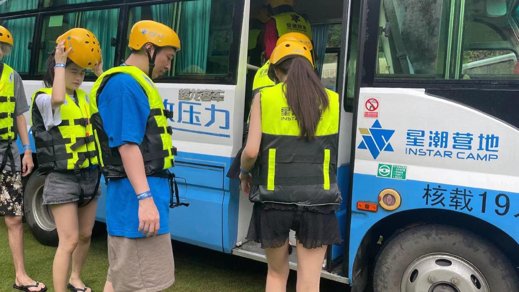 王思聪|王思聪划船吃土菜馆，与俩美女吞云吐雾，女方身份被扒疑似00后