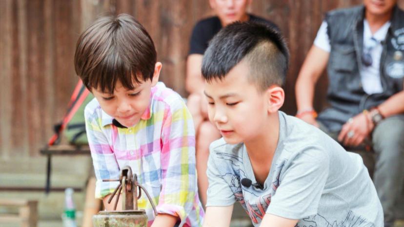 诺一|《爸爸去哪儿》：诺一霓娜等比例长大，我却被14岁胡皓康帅到了