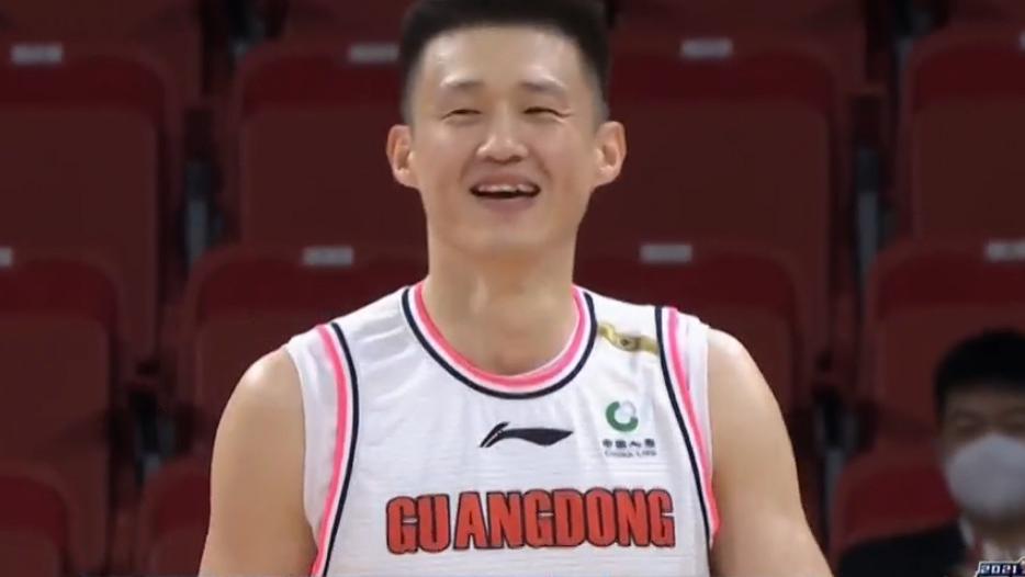 皇家马德里|不到2分钟3次24秒违例！易建联提前6分钟打卡下班，裁判逗乐周鹏