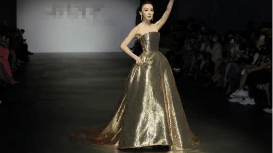 萧蔷|53岁萧蔷现身走秀，近照皮包骨瘦到脱相，豪华礼服耗720小时制成