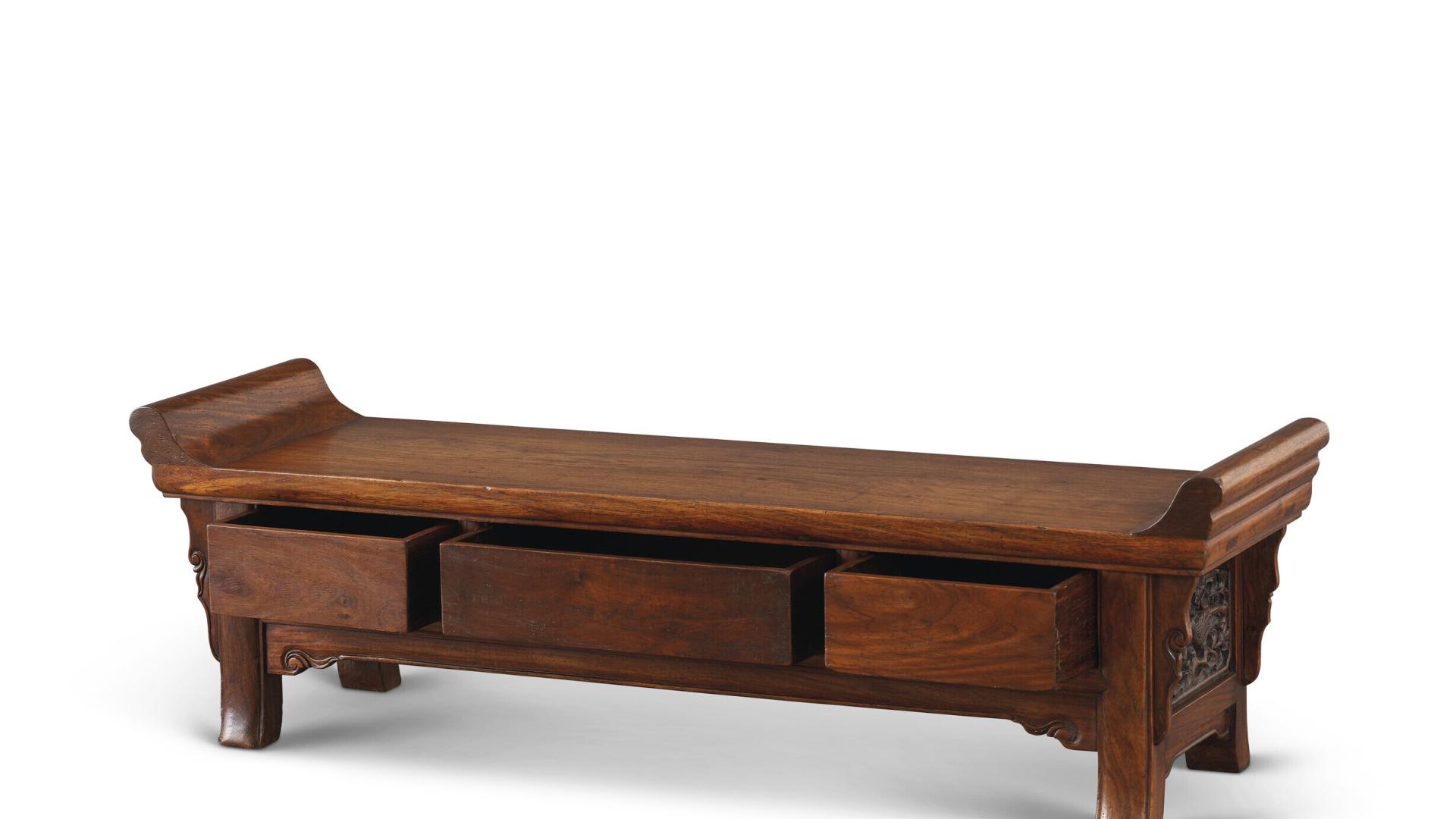 |独板面、高翘头，明代黄花梨炕案带三个抽屉