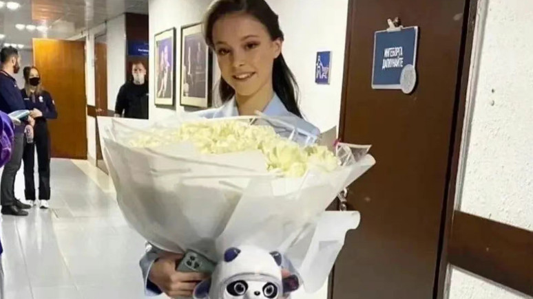 谢尔巴科娃|谢尔巴科娃回家后，两度晒金牌，冠军排面拉满，还穿正装变女强人
