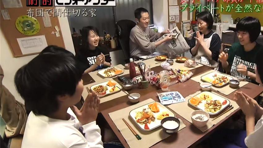 日本五个女生共睡一屋，用棉被隔开当房间，过着极致蜗居的生活