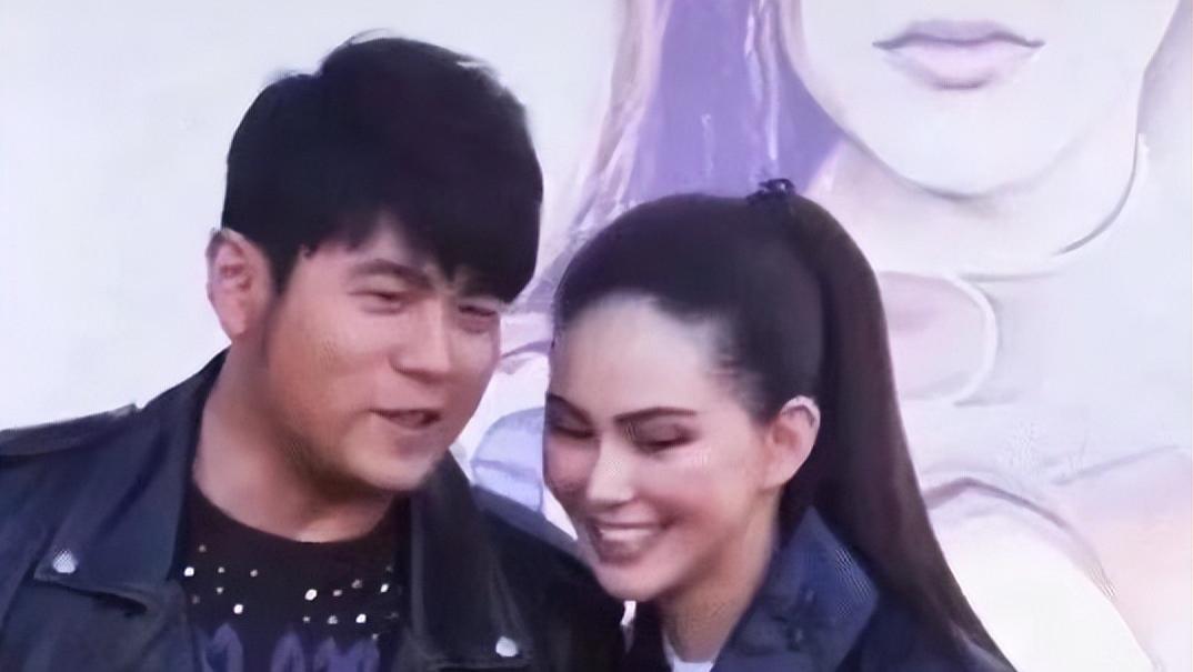 周杰伦|周杰伦夫妇双双发福，昆凌脸虽然变圆润了，但穿皮衣却挺有富态感