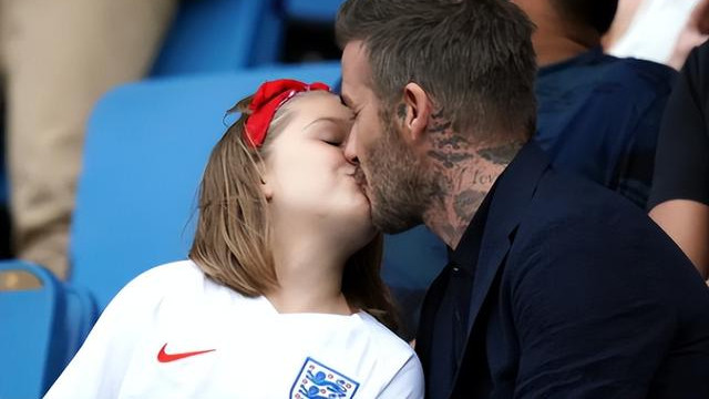 |贝克汉姆与女儿亲嘴照惹争议！布鲁克林拥吻妮可拉，醉酒显丑态