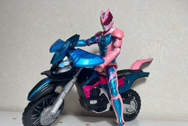 手办|粉丝改造假面骑士手办，阿基蕾拉化身最美蜂后，利维斯获三重强化