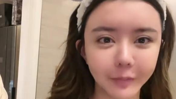 韩安冉|恋爱脑？韩安冉素颜直播，黑眼圈严重，直言分手比生孩子还痛