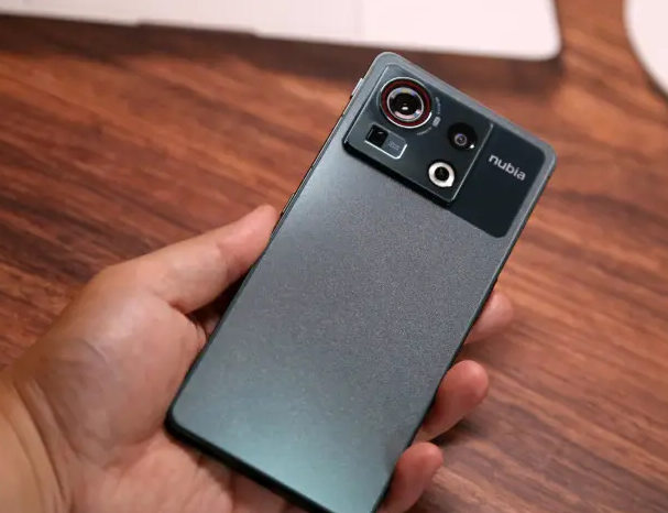 高通骁龙|最便宜的骁龙8+长焦机型，拥有18+1TB大储存版本，仅售3399元起