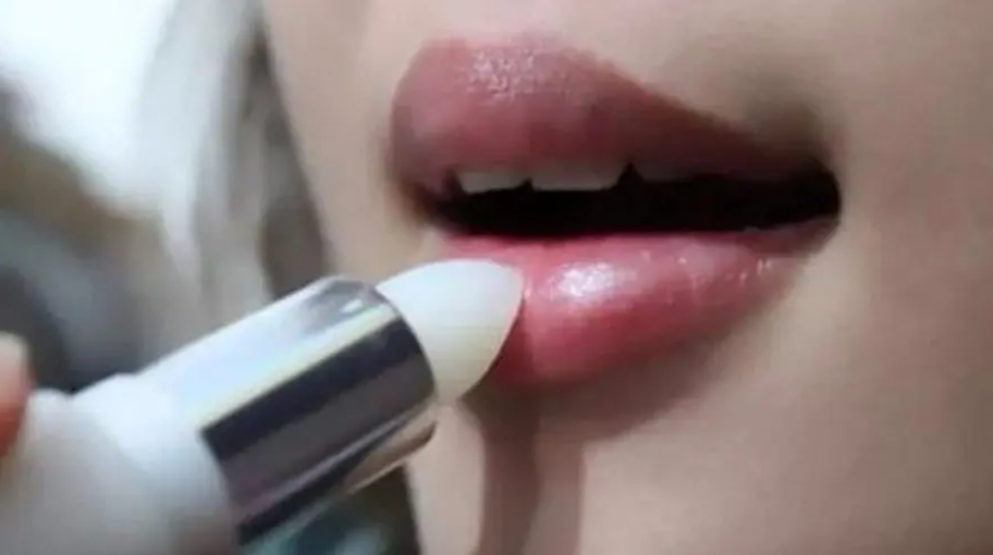 嘴唇干裂脱皮抹什么