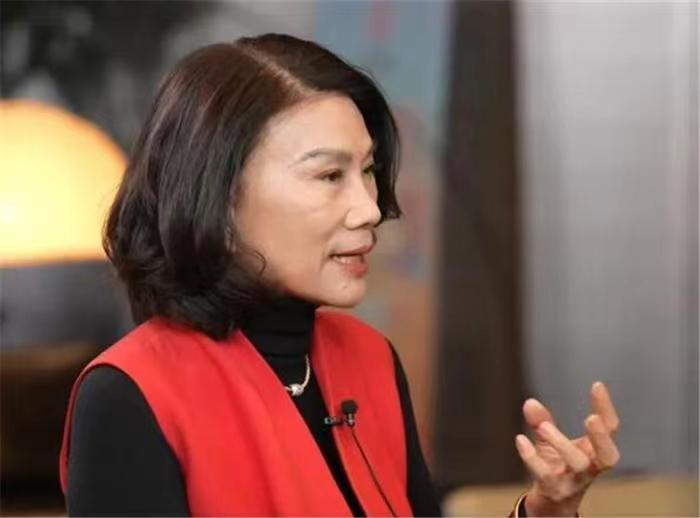 董明珠|董明珠成功连任第四次，但格力再次遭遇强敌，长虹推出杀手锏。