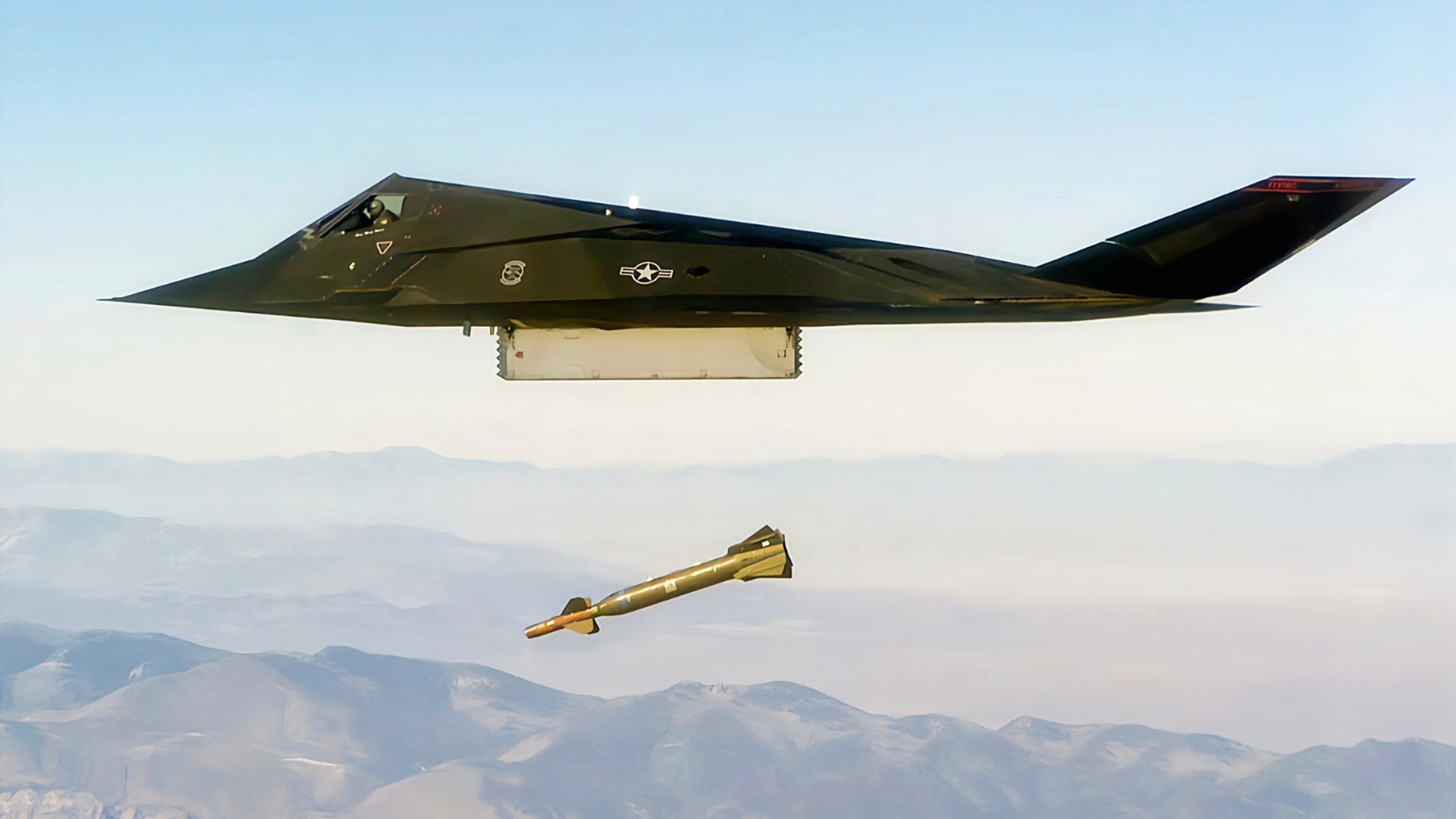 F-117夜鹰虽已退役外形还是那么科幻