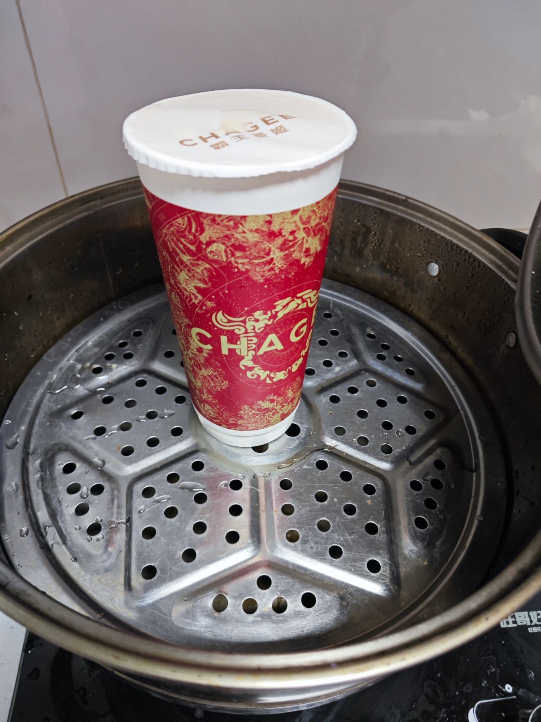 关于我妈喝奶茶的方式
昨天给买的奶茶 今天才喝
我妈嫌奶茶有点凉 微波炉热了一下