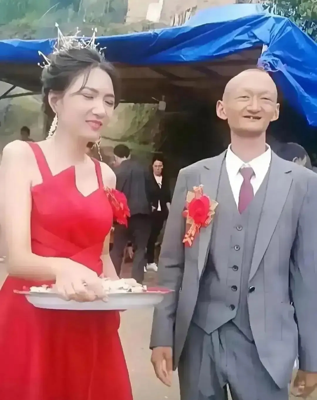 抽了两包烟，我还是想不通，这个新娘到底喜欢他什么？