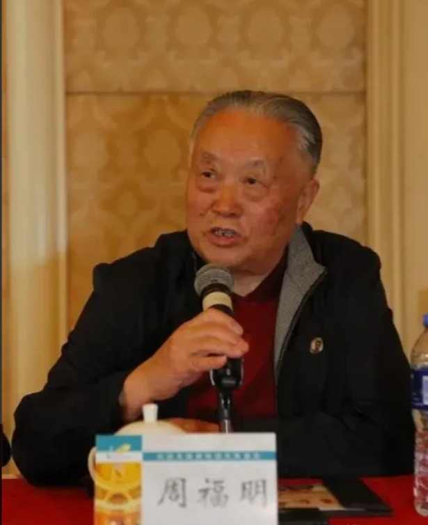 1976年9月8日，毛主席病危，他握着笔，吃力地画下三横杠，又敲了床板三下。然而