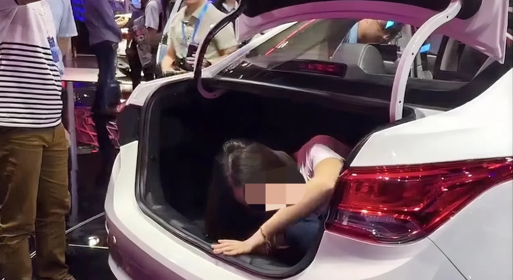 湖南衡山，一男子与情人视频通话时因发现有陌生男子出现在画面中，立即质问情人该男子