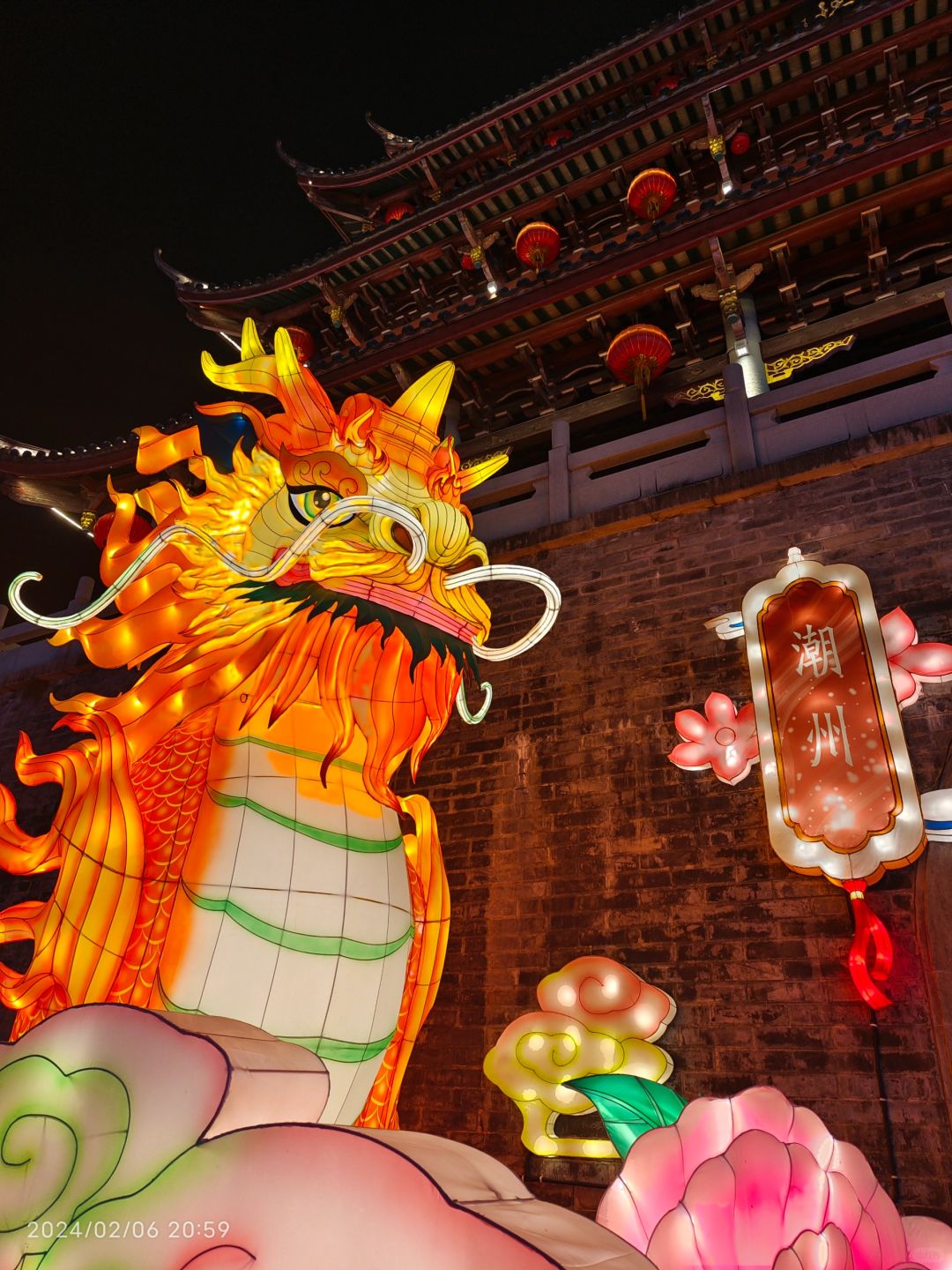 亮灯的潮州古城把春节气氛直接拉满
从广州驱车6小时来到潮州，古城加各种红红绿绿的