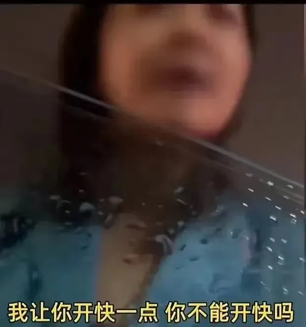 当夜幕降临，雨打在路面上的声音混合着车辆的鸣笛，李先生驾驶着他的小车，谨慎地行驶