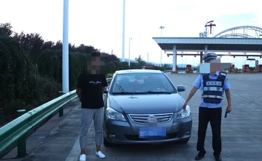 一男子酒后坐在车内驾驶员位置，被交警认定为有挪车意图，对其罚款2000元，并扣留