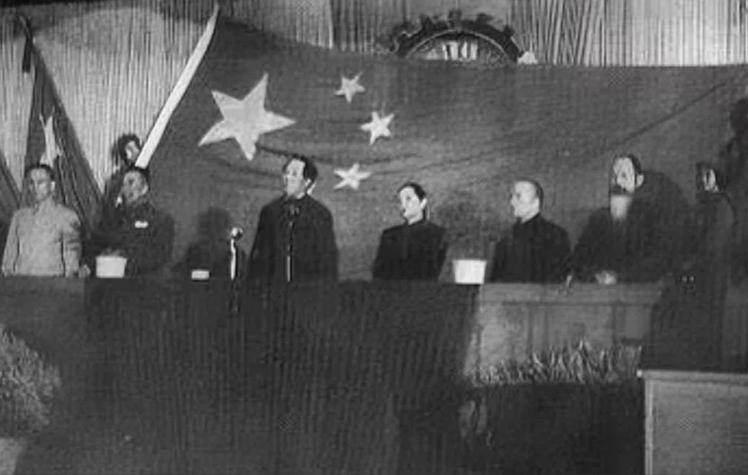 新中国第一届国家领导人属相：
毛泽东主席（属蛇）
周恩来总理（属狗）
朱德副主席