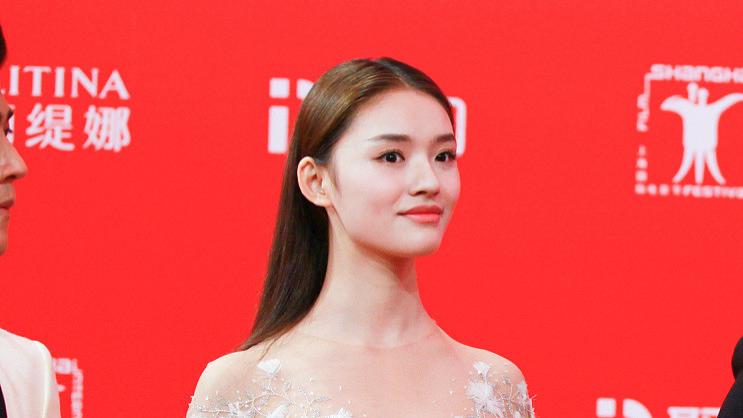 红毯上遇意外，林允的裙子开线，引热议。