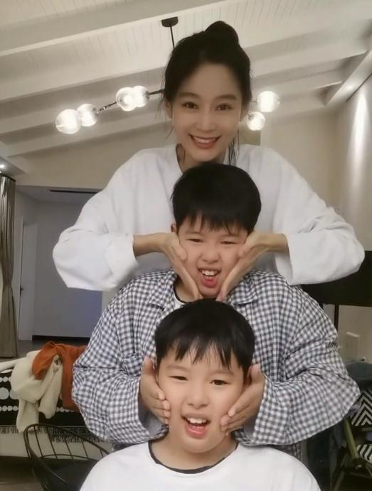 拆散? 演员王雨王媛可被疑婚变, 父母8口住一起, 曾观念不和吵架