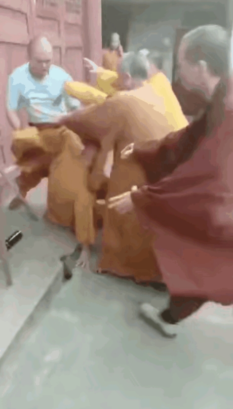 哪里都有霸凌，连寺庙都不能幸免！……

这么多人，打一个人，
真不知道他们出家人