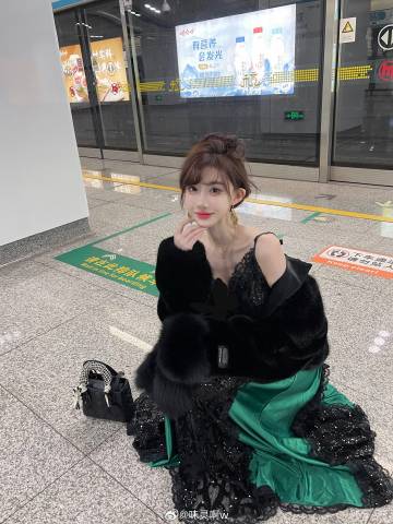 地铁偶遇女明星 ​