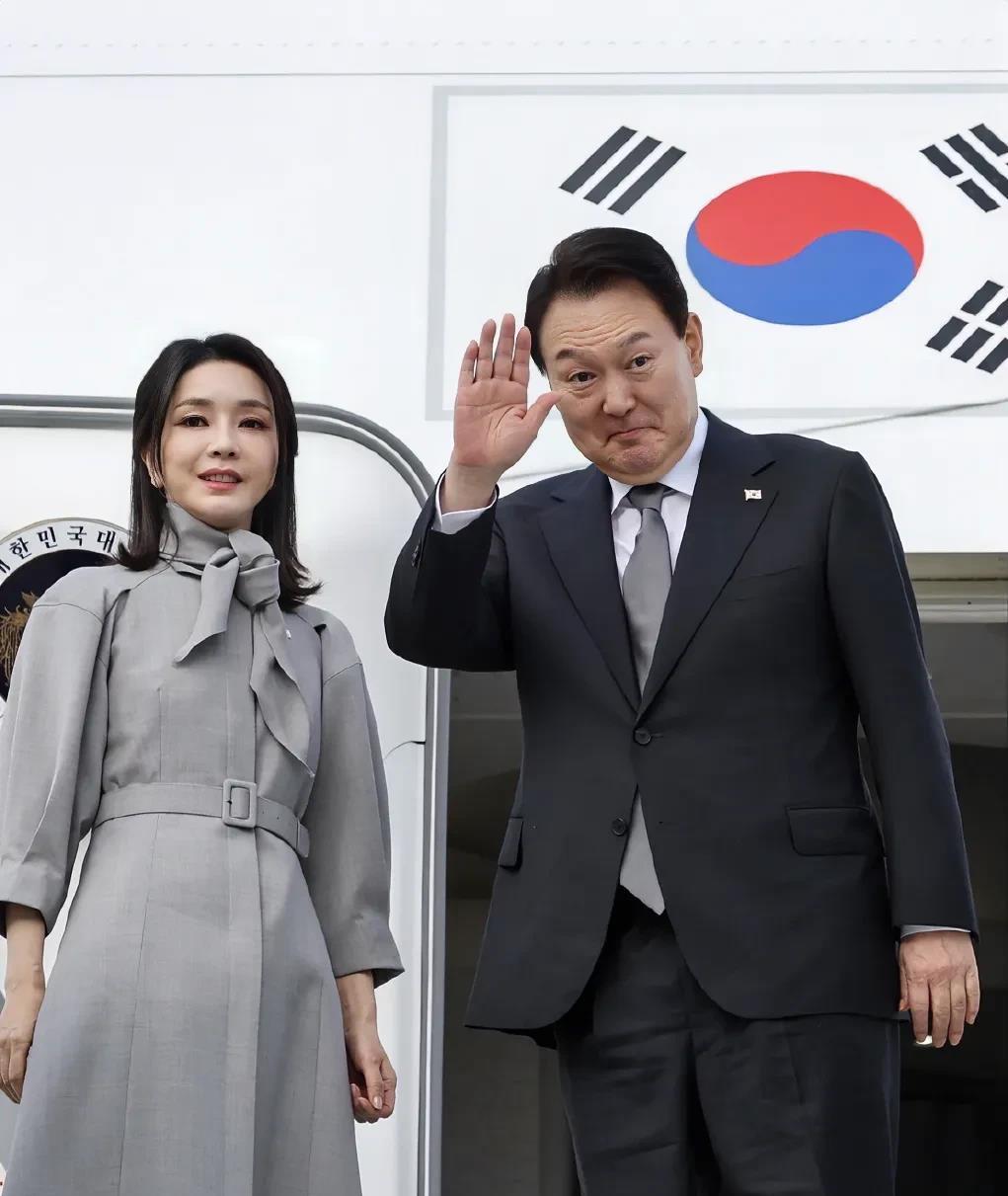 尴尬了！韩国总统差评率达60%以上。刚刚，韩国多家媒体同时公布了最新民调，结果显