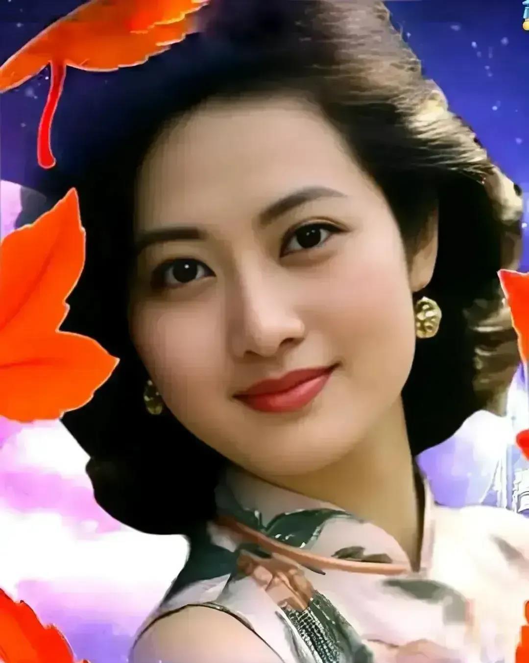 父亲是现代军事家，丈夫是科学家，知道她是谁吗？


她迷人的眼睛，长长的睫毛，圆