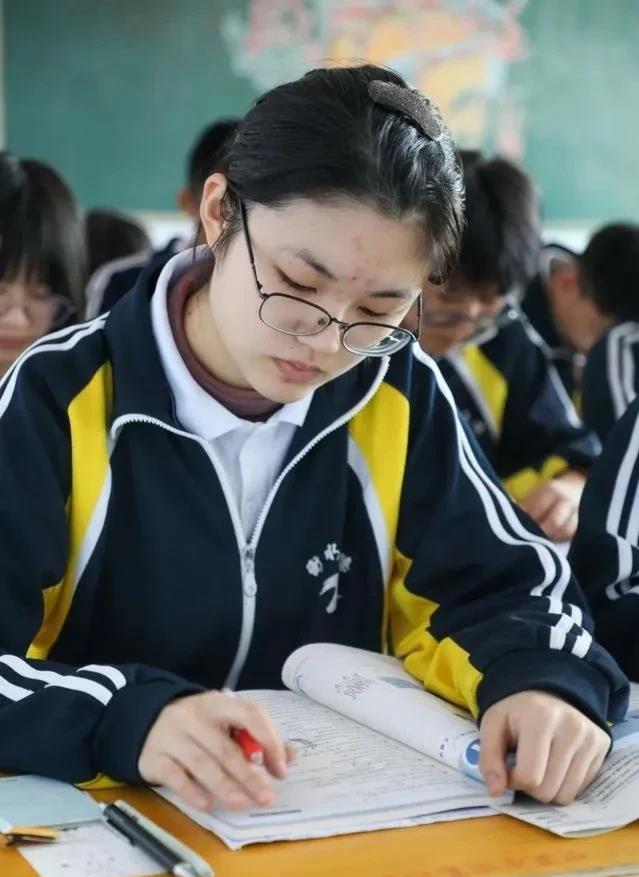 众多校高三教学简直就是胡来！
时下众多校高三教学呈现严重紊乱状态：

一是不尊重