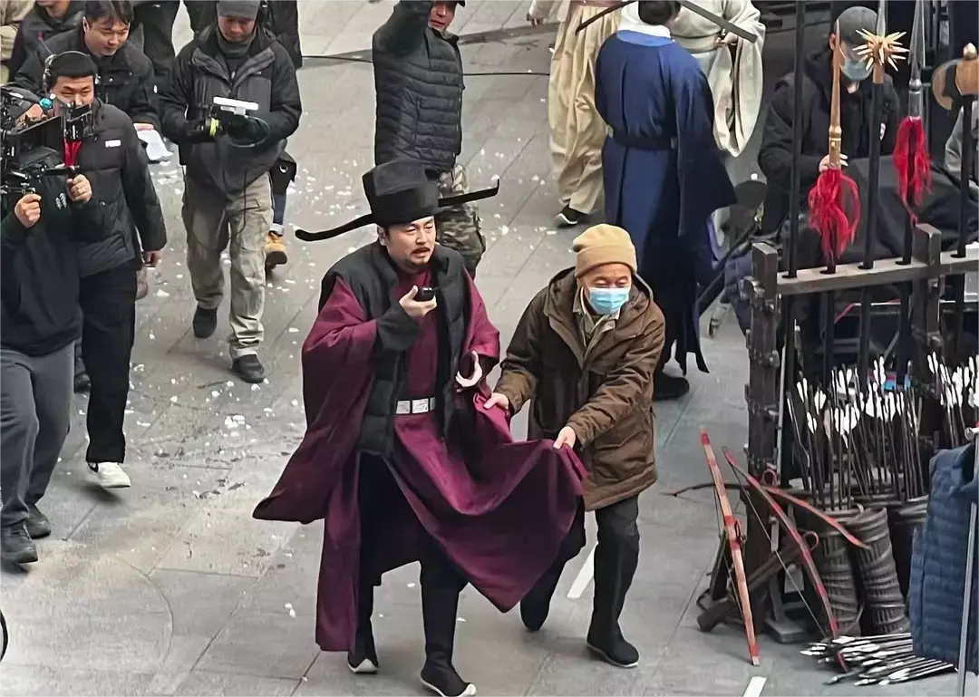 带官帽这哥们儿腕儿挺大呀，竟然让葛优老师给他提衣服。