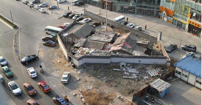 2011年北京钉子户霸占主干道8年，索要20亿天价赔款，谈判七次仍旧不愿搬离，放